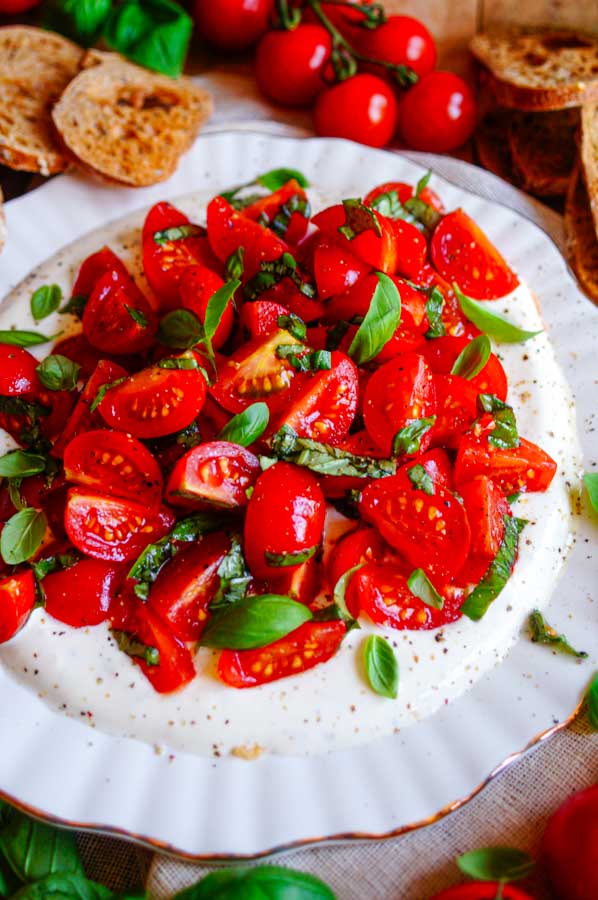 Lekker makkelijk recept voor kruidenkaas dip, simpel hapje voor tijdens een apero. Een frisse lichte dip dat klaar is in amper 15min en eenvoudig op voorhand te maken. Afgewerkt met lekkere kerstomaten.