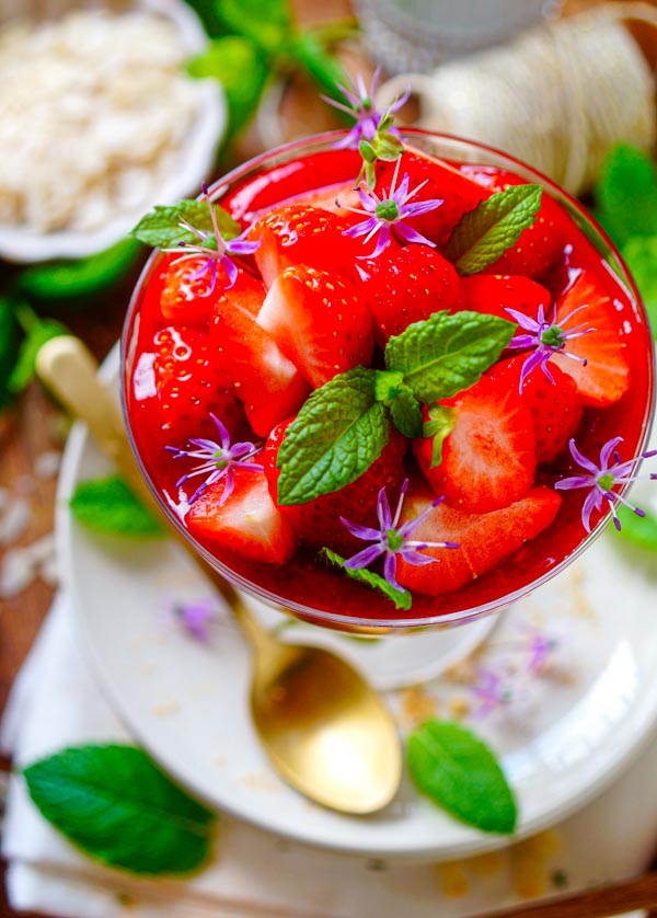 Lekker makkelijk recept voor Mascarpone dessert met aardbeien, simpel snel dessert in een glaasje. Fris, licht en zomers. Een luchtige mascarpone mousse met daarin ook yoghurt verwerkt. En een zoete aardbeien compote gemaakt in de oven. Eenvoudig op voorhand te maken