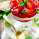 Lekker makkelijk recept voor Mascarpone dessert met aardbeien, simpel snel dessert in een glaasje. Fris, licht en zomers. Een luchtige mascarpone mousse met daarin ook yoghurt verwerkt. En een zoete aardbeien compote gemaakt in de oven. Eenvoudig op voorhand te maken
