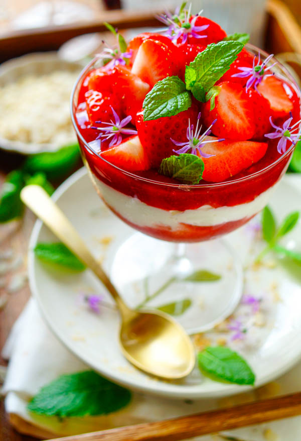 Lekker makkelijk recept voor Mascarpone dessert met aardbeien, simpel snel dessert in een glaasje. Fris, licht en zomers. Een luchtige mascarpone mousse met daarin ook yoghurt verwerkt. En een zoete aardbeien compote gemaakt in de oven. Eenvoudig op voorhand te maken