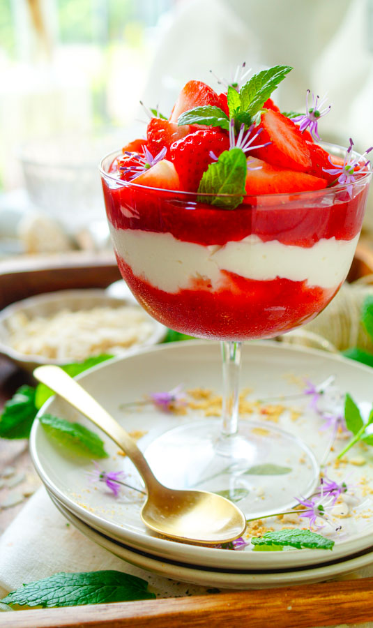 Lekker makkelijk recept voor Mascarpone dessert met aardbeien, simpel snel dessert in een glaasje. Fris, licht en zomers. Een luchtige mascarpone mousse met daarin ook yoghurt verwerkt. En een zoete aardbeien compote gemaakt in de oven. Eenvoudig op voorhand te maken
