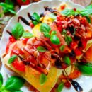 Lekker makkelijk recept voor Open lasagne met meloen en ham, simpel snelle doordeweekse maaltijd voor op weekmenu. Fris, licht, zomers en klaar in 30min. Met de heerlijke combinatie van meloen met ham, pesto, tomaten en de romige stracciatella kaas. Heerlijke dagelijkse kost