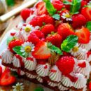 Lekker makkelijk recept voor Speculaas taart met bessen mousse, simpel snel dessert waar je geen oven voor nodig hebt. Laagjes krokante speculaas met daartussen een frisse mousse op basis van mascarpone, slagroom en bessen. Eenvoudig en klaar in 30min