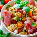 Lekker makkelijk recept voor Pastasalade met meloen en ham, simpel snelle doordeweekse maaltijd voor weekmenu klaar in 30min. Of serveer deze bij een zomers buffet of als bijgerecht bij een BBQ - barbecue. Met de heerlijke combinatie van meloen met ham. Met nog extra veel groentjes, mozzarella en een honing mosterd dressing. Heerlijke dagelijkse kost