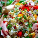 Lekker makkelijk recept voor Pastasalade met mortadella, simpel snelle doordeweekse maaltijd voor op weekmenu. Fris, licht, zomers en klaar in 30min. Met een frisse lichte looksaus, veel groentjes, mozzarella, mortadella en pistachenoten. Heerlijke dagelijkse kost