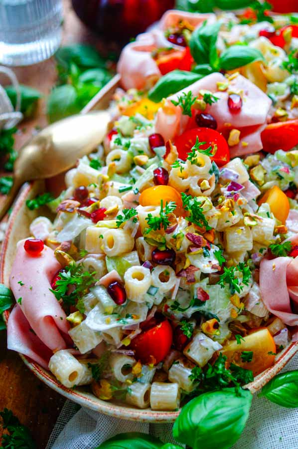 Lekker makkelijk recept voor Pastasalade met mortadella, simpel snelle doordeweekse maaltijd voor op weekmenu. Fris, licht, zomers en klaar in 30min. Met een frisse lichte looksaus, veel groentjes, mozzarella, mortadella en pistachenoten. Heerlijke dagelijkse kost