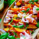 Lekker makkelijk recept voor gebakken perzik met burrata, simpel snel hapje voor tijdens een apero. Fris, licht zomers aperitiefhapje om in te dippen. Romige burrata met zoete gebakken perzik, tomaatjes, ui en mortadella.