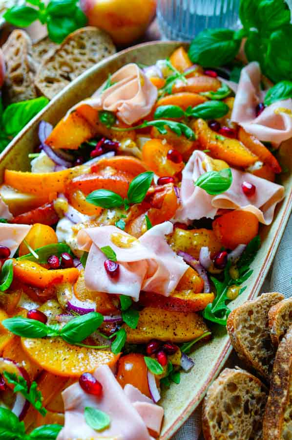 Lekker makkelijk recept voor gebakken perzik met burrata, simpel snel hapje voor tijdens een apero. Fris, licht zomers aperitiefhapje om in te dippen. Romige burrata met zoete gebakken perzik, tomaatjes, ui en mortadella.