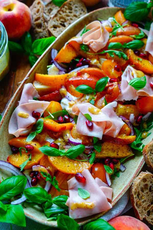 Lekker makkelijk recept voor gebakken perzik met burrata, simpel snel hapje voor tijdens een apero. Fris, licht zomers aperitiefhapje om in te dippen. Romige burrata met zoete gebakken perzik, tomaatjes, ui en mortadella.