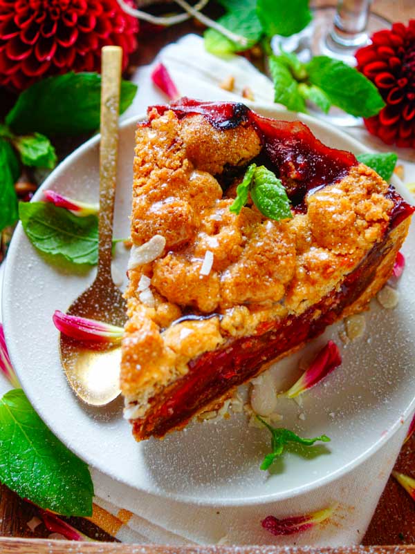 Makkelijk recept voor de lekkerste pruimen taart, simpel gebak voor bij de koffie of thee. Heerlijke pruimenvlaai met speculaas en een heerlijke korst.