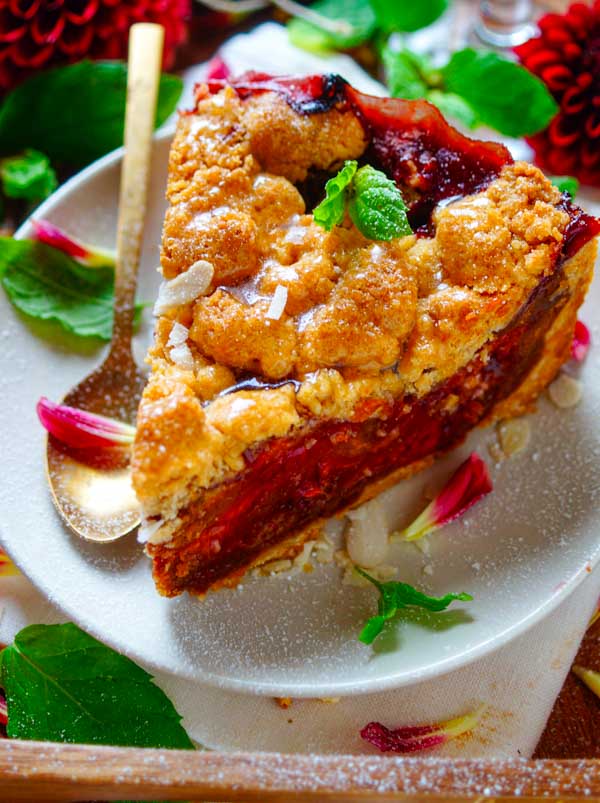 Makkelijk recept voor de lekkerste pruimen taart, simpel gebak voor bij de koffie of thee. Heerlijke pruimenvlaai met speculaas en een heerlijke korst.