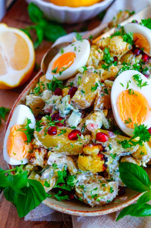 Lekker makkelijk recept voor Aardappel salade met bloemkool en ei, simpel snel bijgerecht voor bij BBQ barbecue of als zomers buffet. Of als maaltijdsalade voor op je weekmenu. Oven gebakken krieltjes met geroosterde bloemkool, eitjes en licht yoghurtsausje. Fris, licht, voedzaam en lekker