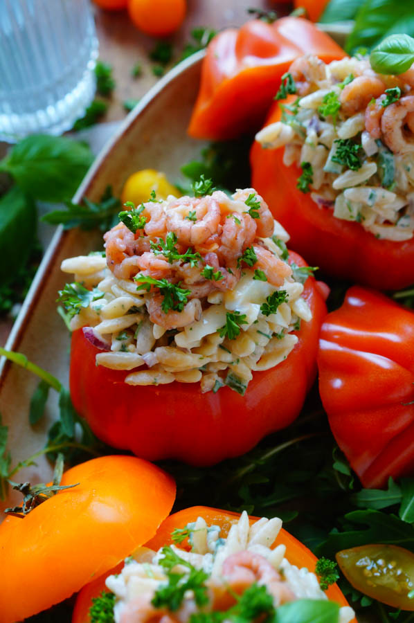 Lekker makkelijk recept voor Tomaat garnaal pastasalade, simpel snel doordeweekse maaltijd voor op weekmenu. Of serveer deze bij een zomers buffet. Tomaten gevuld met een frisse lichte pastasalade met grijze garnalen, ei, perzik groentjes en een lichte cocktailsaus. Heerlijke dagelijkse kost