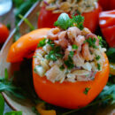Lekker makkelijk recept voor Tomaat garnaal pastasalade, simpel snel doordeweekse maaltijd voor op weekmenu. Of serveer deze bij een zomers buffet. Tomaten gevuld met een frisse lichte pastasalade met grijze garnalen, ei, perzik groentjes en een lichte cocktailsaus. Heerlijke dagelijkse kost