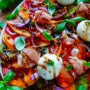 Lekker makkelijk recept voor Tomaten salade met meloen en ham, simpel snelle doordeweekse maaltijd voor op weekmenu. Of bij een zomers buffet of als bijgerecht bij een BBQ - barbecue. Fris, licht en klaar in 30min. Dunne plakjes tomaten, Cantaloupe, gedroogde ham, pesto crumble en burrata. Heerlijke dagelijkse kost