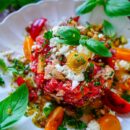 Lekker makkelijk recept voor Watermeloen tartaar met kip, simpel snel doordeweekse maaltijd voor op weekmenu. Fris, licht en zomers gerechtje. Met restjes gebraden kip, feta, tomaten en een lichte dressing. Heerlijke dagelijkse kost
