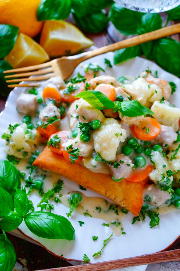 Lekker makkelijk recept voor Snelle zomerse vol-au-vent, simpel doordeweekse maaltijd voor op weekmenu. Eenvoudig koninginnenhapje met kip, gehaktballetjes, wortel, erwtjes en bloemkool. Heerlijke dagelijkse kost klaar in 30min