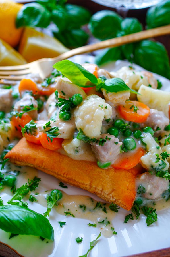 Lekker makkelijk recept voor Snelle zomerse vol-au-vent, simpel doordeweekse maaltijd voor op weekmenu. Eenvoudig koninginnenhapje met kip, gehaktballetjes, wortel, erwtjes en bloemkool. Heerlijke dagelijkse kost klaar in 30min