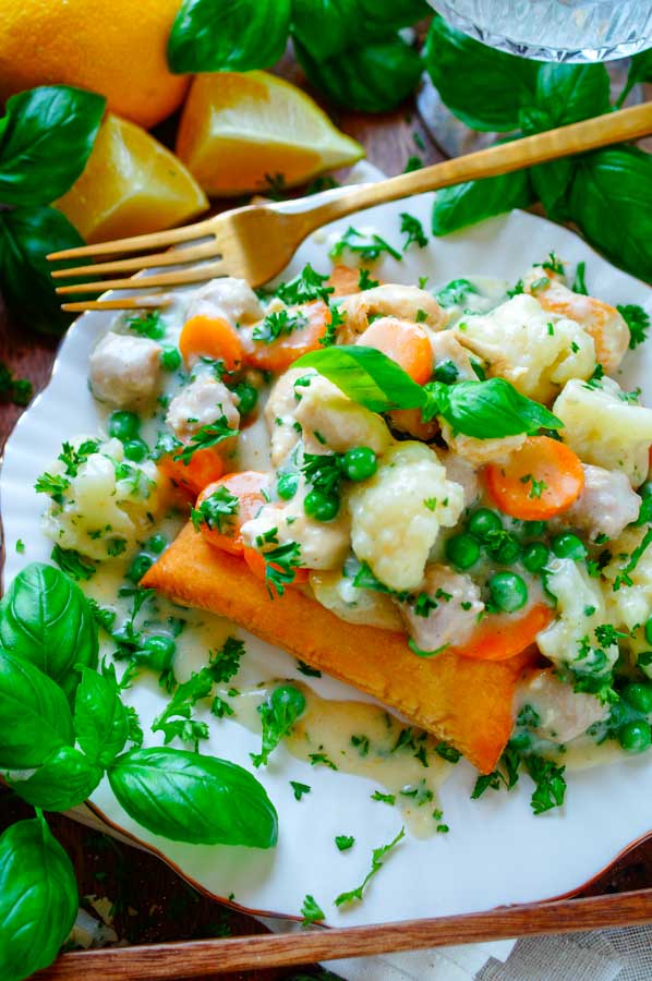 Lekker makkelijk recept voor Snelle zomerse vol-au-vent, simpel doordeweekse maaltijd voor op weekmenu. Eenvoudig koninginnenhapje met kip, gehaktballetjes, wortel, erwtjes en bloemkool. Heerlijke dagelijkse kost klaar in 30min