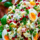 Lekker makkelijk recept voor Aardappelsalade met ei, simpel snel bijgerecht voor een BBQ - barbecue. Of serveer deze als doordeweekse maaltijd of als maaltijdsalade met wat gekookte ham of gerookte zalm. Fris, licht en zomers. Heerlijke dagelijkse kost met groentjes, eitjes en yoghurtsausje.