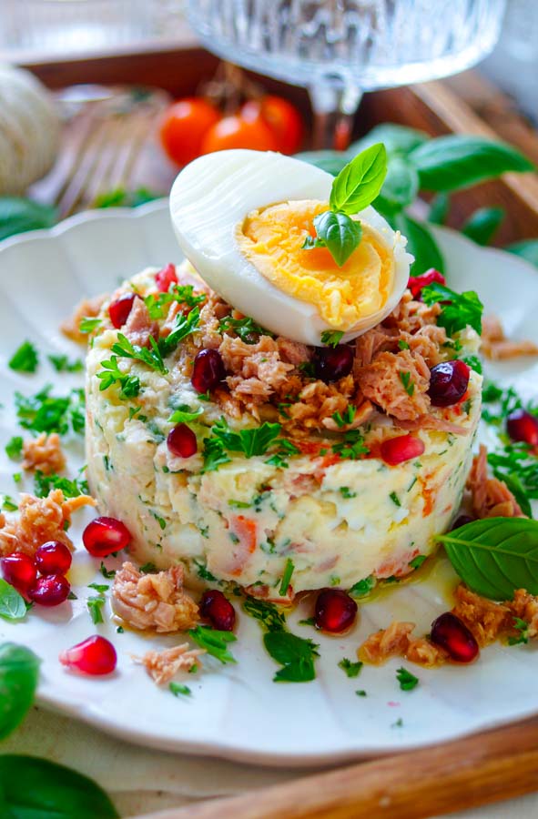Lekker makkelijk recept voor Spaanse aardappelsalade, simpel snel doordeweekse maaltijd voor op weekmenu. Deze salade is ook beter gekend als ensalada rusa of Spaanse huzarensalade. Geplette aardappel met wortel, erwtjes, eitjes en tonijn. Fris, licht en zomers. Heerlijke dagelijkse kost.