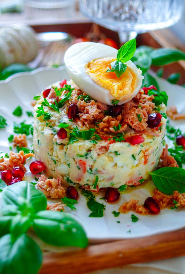 Lekker makkelijk recept voor Spaanse aardappelsalade, simpel snel doordeweekse maaltijd voor op weekmenu. Deze salade is ook beter gekend als ensalada rusa of Spaanse huzarensalade. Geplette aardappel met wortel, erwtjes, eitjes en tonijn. Fris, licht en zomers. Heerlijke dagelijkse kost.