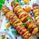 Lekker makkelijk recept voor Aardappel-gehakt spiesjes, snel simpel doordeweeks gerechtje voor op weekmenu. Of maak deze voor op de BBQ - barbecue. Spiesjes met daarop aardappel plakjes afgewisseld met gehaktballetjes. Met daarbij een frisse lichte looksaus