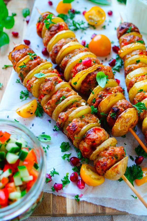 Lekker makkelijk recept voor Aardappel-gehakt spiesjes, snel simpel doordeweeks gerechtje voor op weekmenu. Of maak deze voor op de BBQ - barbecue. Spiesjes met daarop aardappel plakjes afgewisseld met gehaktballetjes. Met daarbij een frisse lichte looksaus