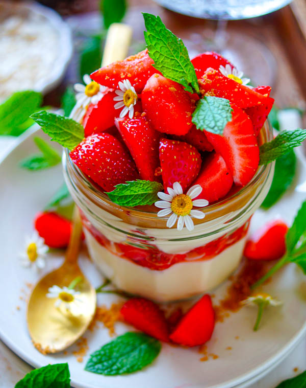 Lekker makkelijk recept voor Speculaas cheesecake in een glaasje met aardbeien, simpel snel dessert in een glaasje. Heel eenvoudig om te maken en klaar in amper 20min.