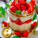 Lekker makkelijk recept voor Speculaas cheesecake in een glaasje met aardbeien, simpel snel dessert in een glaasje. Heel eenvoudig om te maken en klaar in amper 20min.