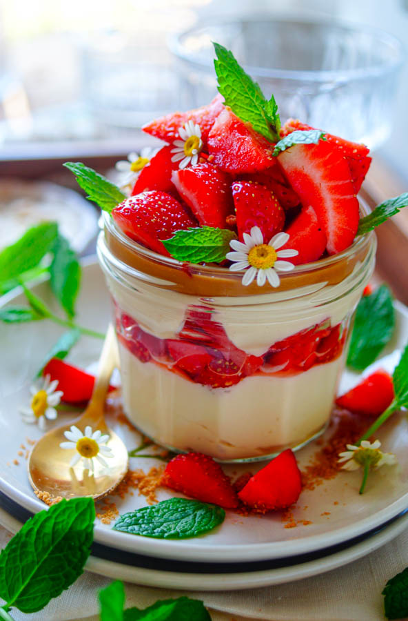 Lekker makkelijk recept voor Speculaas cheesecake in een glaasje met aardbeien, simpel snel dessert in een glaasje. Heel eenvoudig om te maken en klaar in amper 20min.