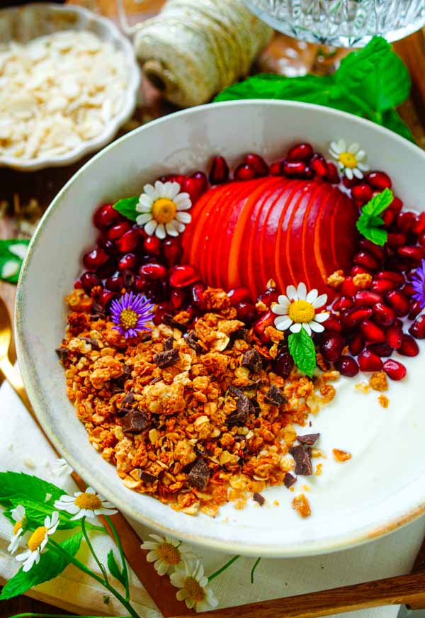 Makkelijk recept voor de lekkerste granola, simpel snel ideetje voor het ontbijt of als tussendoortje. Heerlijk van smaak, gezond, voedzaam en met chocolade. Lekker met fruit en yoghurt.
