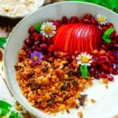 Makkelijk recept voor de lekkerste granola, simpel snel ideetje voor het ontbijt of als tussendoortje. Heerlijk van smaak, gezond, voedzaam en met chocolade. Lekker met fruit en yoghurt.