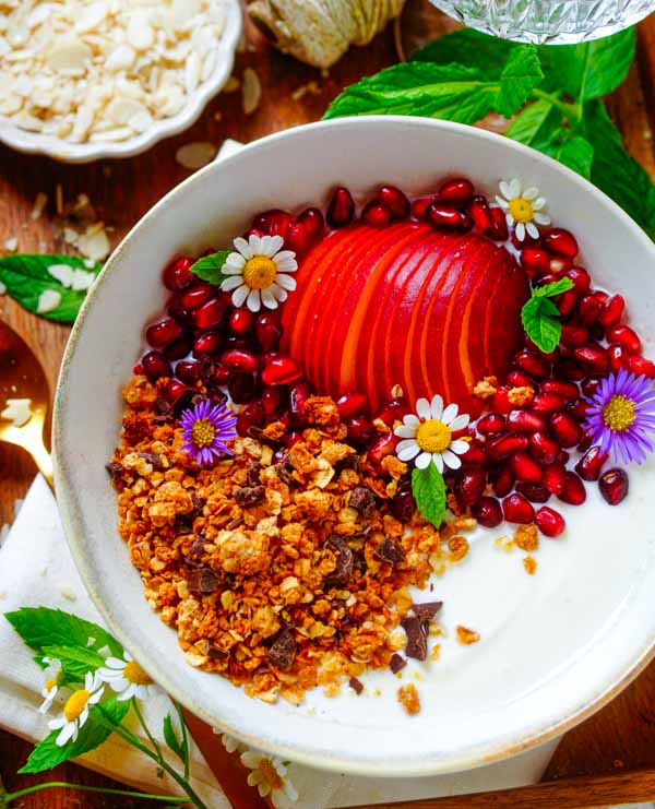 Makkelijk recept voor de lekkerste granola, simpel snel ideetje voor het ontbijt of als tussendoortje. Heerlijk van smaak, gezond, voedzaam en met chocolade. Lekker met fruit en yoghurt.
