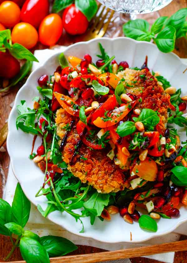 Lekker makkelijk recept voor Gehakt schnitzel, simpel snel doordeweekse maaltijd voor op weekmenu. Een krokante schnitzel gemaakt met gehakt en een krokant korstje. Heerlijk met een frisse tomaten salade. Heerlijke dagelijkse kost klaar in 30min