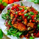 Lekker makkelijk recept voor Gehakt schnitzel, simpel snel doordeweekse maaltijd voor op weekmenu. Een krokante schnitzel gemaakt met gehakt en een krokant korstje. Heerlijk met een frisse tomaten salade. Heerlijke dagelijkse kost klaar in 30min