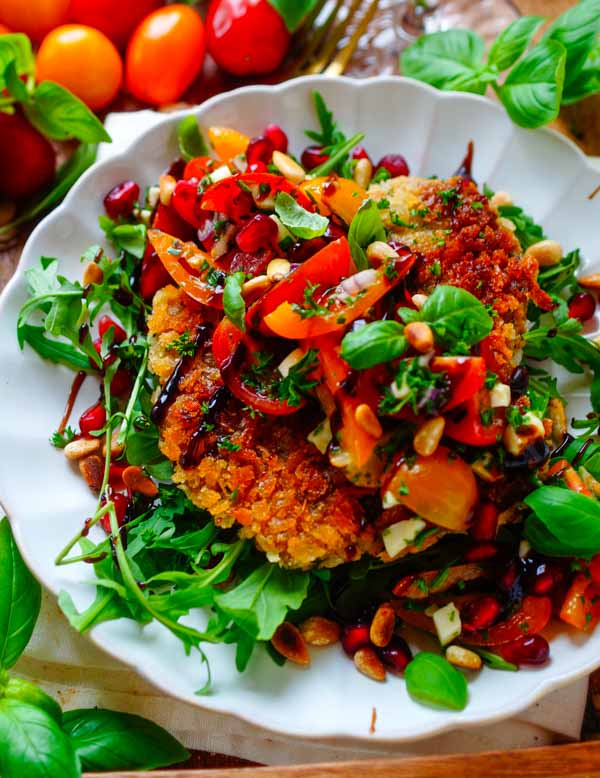 Lekker makkelijk recept voor Gehakt schnitzel, simpel snel doordeweekse maaltijd voor op weekmenu. Een krokante schnitzel gemaakt met gehakt en een krokant korstje. Heerlijk met een frisse tomaten salade. Heerlijke dagelijkse kost klaar in 30min