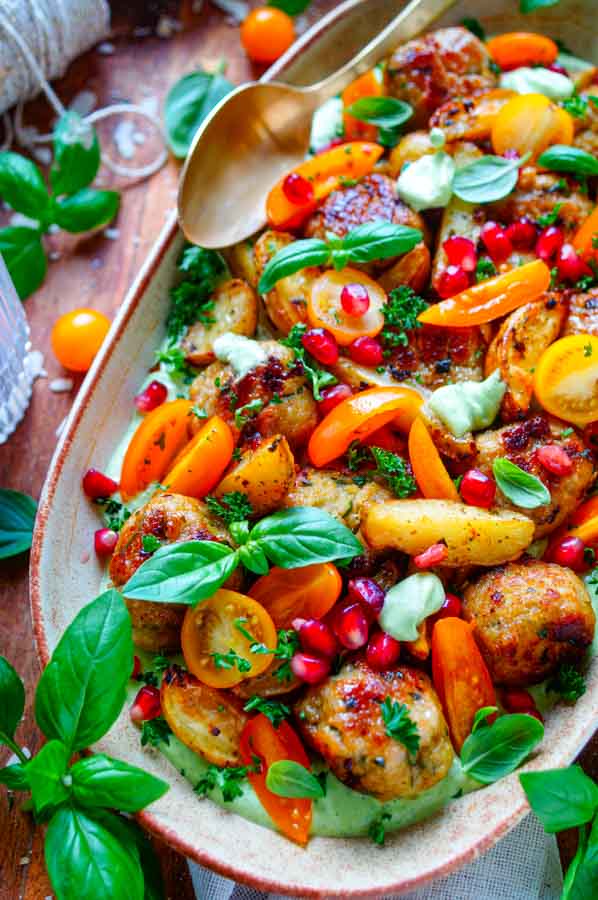 Lekker makkelijk recept voor Gehaktballetjes met green goddess dressing, simpel snelle doordeweekse maaltijd voor op weekmenu. Heerlijk kruidige kipballetjes met krieltjes aardappel en heerlijk frisse lichte saus. Eenvoudige dagelijkse kost