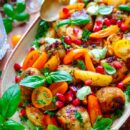 Lekker makkelijk recept voor Gehaktballetjes met green goddess dressing, simpel snelle doordeweekse maaltijd voor op weekmenu. Heerlijk kruidige kipballetjes met krieltjes aardappel en heerlijk frisse lichte saus. Eenvoudige dagelijkse kost