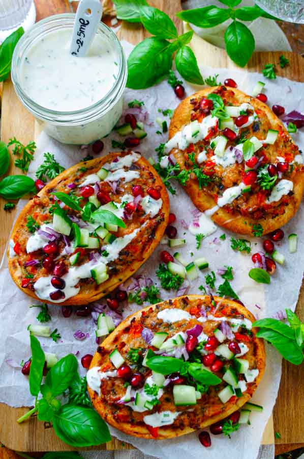 Lekker makkelijk recept voor Naanbrood met gehakt en looksaus, simpel snel doordeweekse maaltijd voor op weekmenu. Of serveer deze als hapje bij een apéro. Heerlijk naanbrood belegd met een kruidig gehakt mengsel. Geserveerd met een fris licht looksausje. Klaar in 30min