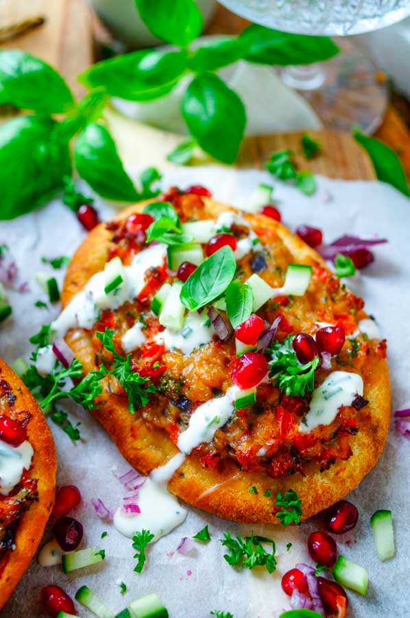 Lekker makkelijk recept voor Naanbrood met gehakt en looksaus, simpel snel doordeweekse maaltijd voor op weekmenu. Of serveer deze als hapje bij een apéro. Heerlijk naanbrood belegd met een kruidig gehakt mengsel. Geserveerd met een fris licht looksausje. Klaar in 30min
