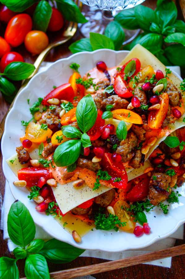 Lekker makkelijk recept voor Open lasagne met gehakt en paprikasaus, simpel snel doordeweekse maaltijd voor op weekmenu. Eenvoudig, klaar in 30min en heerlijk van smaak. Laagjes pasta, gebakken Italiaanse worst en romige paprika-mascarpone saus. Heerlijke dagelijkse kost