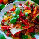 Lekker makkelijk recept voor Open lasagne met gehakt en paprikasaus, simpel snel doordeweekse maaltijd voor op weekmenu. Eenvoudig, klaar in 30min en heerlijk van smaak. Laagjes pasta, gebakken Italiaanse worst en romige paprika-mascarpone saus. Heerlijke dagelijkse kost