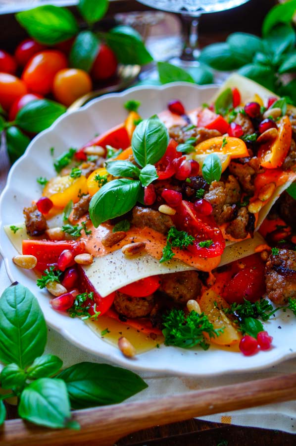 Lekker makkelijk recept voor Open lasagne met gehakt en paprikasaus, simpel snel doordeweekse maaltijd voor op weekmenu. Eenvoudig, klaar in 30min en heerlijk van smaak. Laagjes pasta, gebakken Italiaanse worst en romige paprika-mascarpone saus. Heerlijke dagelijkse kost