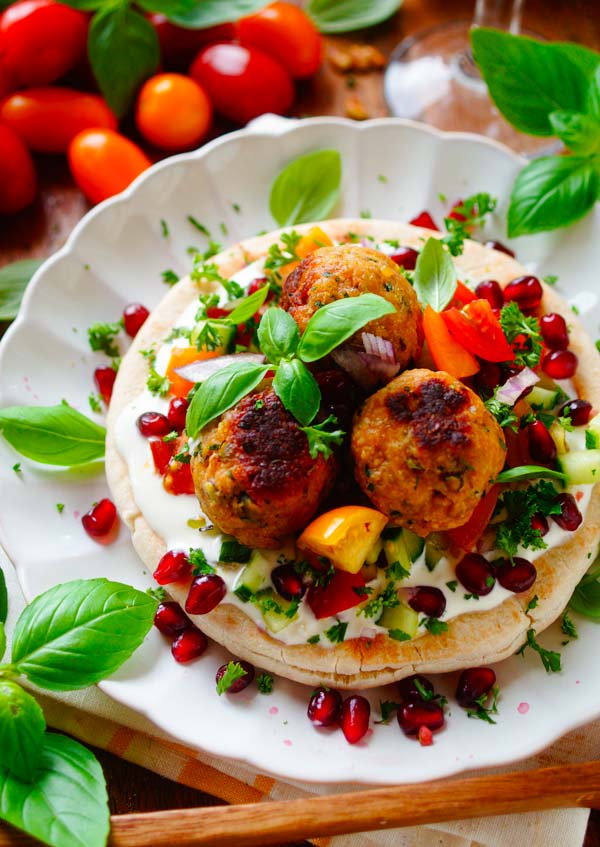 Lekker makkelijk recept voor Pita met gehaktballetjes, simpel snel doordeweekse maaltijd voor op weekmenu. Lekker pitabroodje met heerlijke kipballetjes, groentjes en een fris lichte looksaus. Een heerlijke lichte versie van de klassieke pita. Heerlijke dagelijkse kost