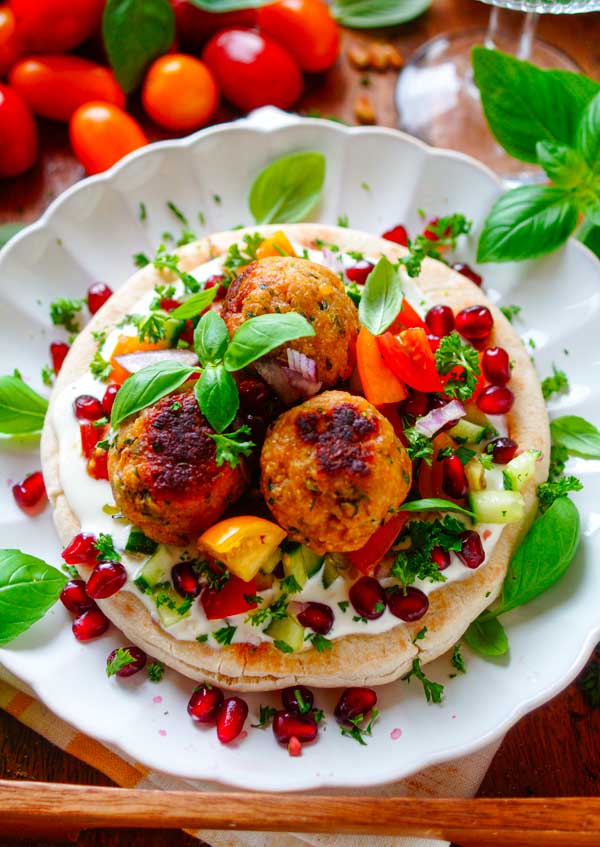 Lekker makkelijk recept voor Pita met gehaktballetjes, simpel snel doordeweekse maaltijd voor op weekmenu. Lekker pitabroodje met heerlijke kipballetjes, groentjes en een fris lichte looksaus. Een heerlijke lichte versie van de klassieke pita. Heerlijke dagelijkse kost