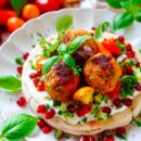 Lekker makkelijk recept voor Pita met gehaktballetjes, simpel snel doordeweekse maaltijd voor op weekmenu. Lekker pitabroodje met heerlijke kipballetjes, groentjes en een fris lichte looksaus. Een heerlijke lichte versie van de klassieke pita. Heerlijke dagelijkse kost