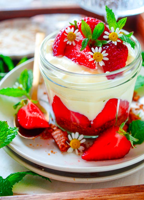 Lekker makkelijk recept voor Vanille pudding met mascarpone, simpel snel dessert in glaasje. Een leuk en vooral super lekker alternatief op de klassieke pudding. Geloof mij, je wilt je vanillepudding enkel nog maar zo eten. Gewoon met wat aardbeien en speculaas afwerken en je hebt een TOP dessert