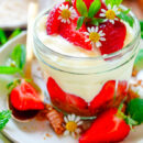 Lekker makkelijk recept voor Vanille pudding met mascarpone, simpel snel dessert in glaasje. Een leuk en vooral super lekker alternatief op de klassieke pudding. Geloof mij, je wilt je vanillepudding enkel nog maar zo eten. Gewoon met wat aardbeien en speculaas afwerken en je hebt een TOP dessert