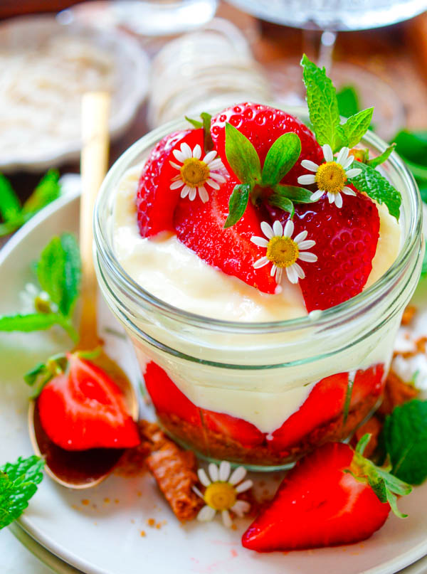 Lekker makkelijk recept voor Vanille pudding met mascarpone, simpel snel dessert in glaasje. Een leuk en vooral super lekker alternatief op de klassieke pudding. Geloof mij, je wilt je vanillepudding enkel nog maar zo eten. Gewoon met wat aardbeien en speculaas afwerken en je hebt een TOP dessert